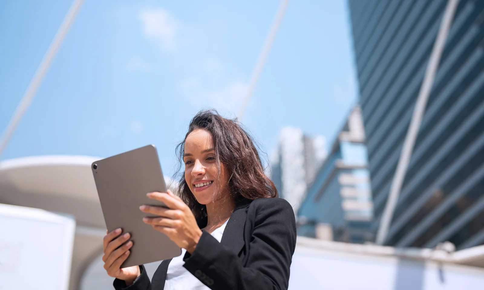 Businesswoman using tablet in an urban environment smaragd-key-visual-smaragd-bankmagazins-solution-of-the-month.jpg